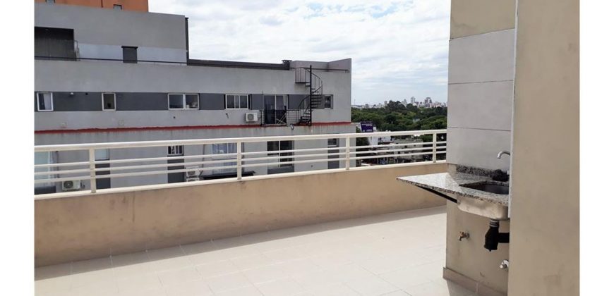 Monoambiente dividido con balcón